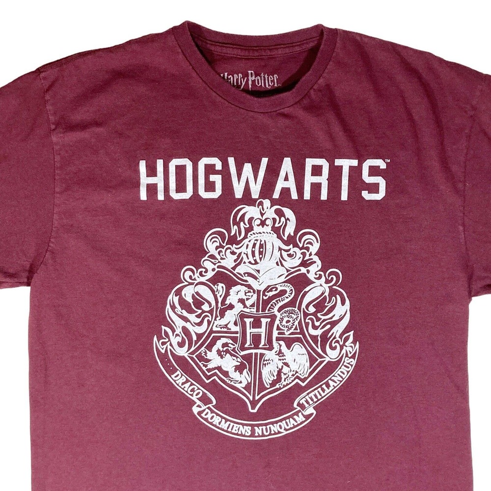 Hogwarts Crest T-SHIRT Mens LARGE Harry Potter School of Wizardry Maroon Red - Picture 2 of 9